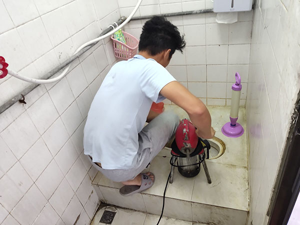 师宗肥皂掉到马桶里把马桶堵住了怎么办？马桶堵住了怎么办