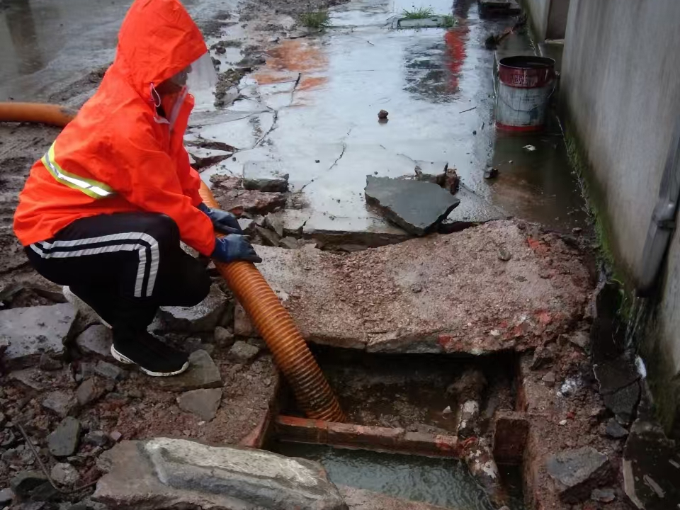 师宗专业清理污水池 炜誉市政以规范流程守护城市 “肠道”